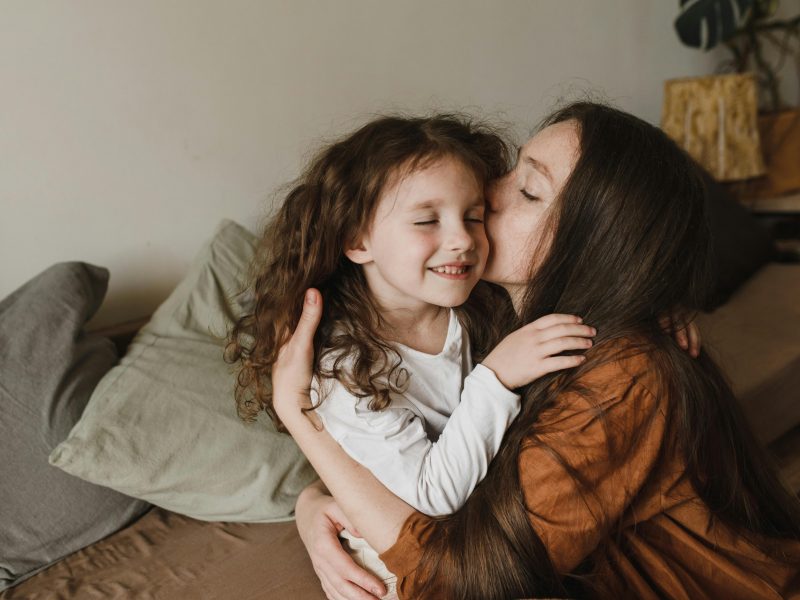 Zdrowie dziecka - mama przytula córkę