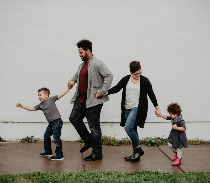 Wychowanie dziecka - rodzice na spacerze ze swoimi dziećmi