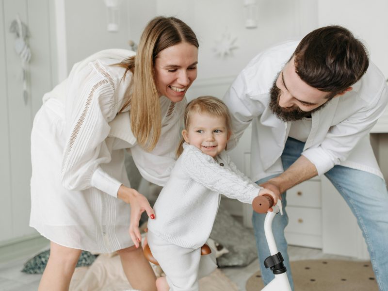 rodzice bawiący się z dzieckiem - dobre wychowanie