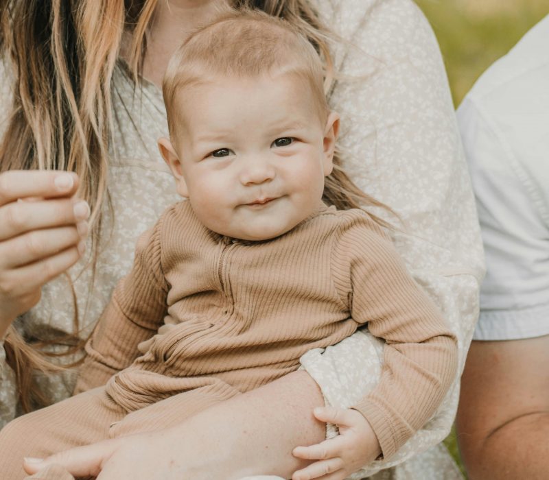 Porady dla rodziców - dziecko na kolanach u mamy