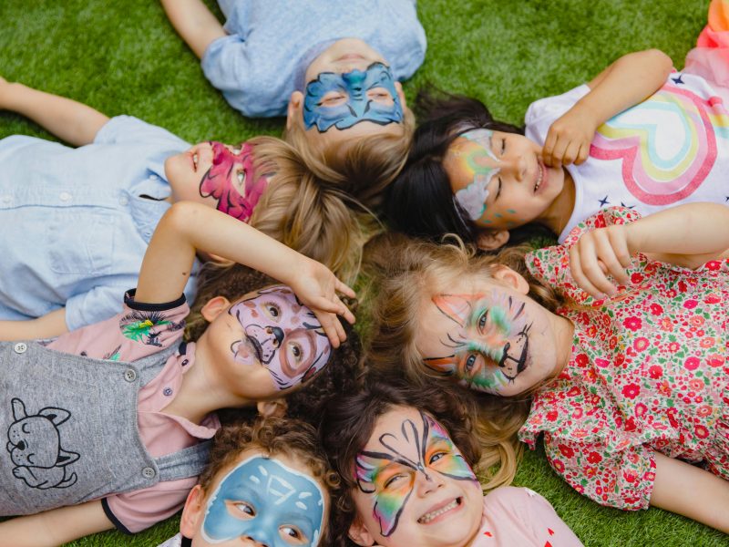 Rozwój dziecka - dzieci z pomalowanymi twarzami