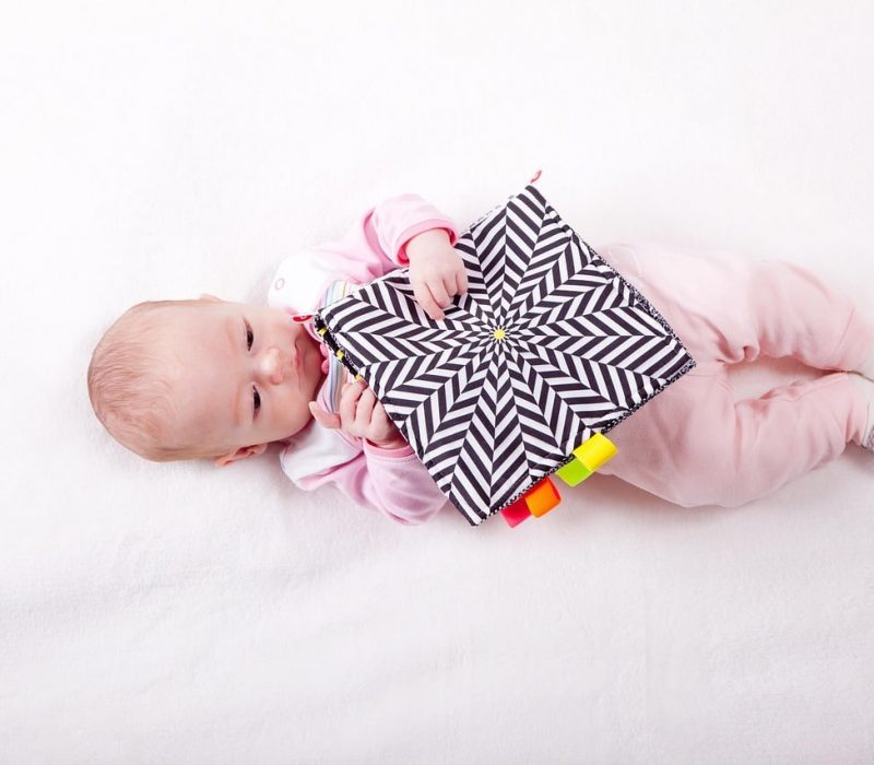 żywienie niemowlaka - dziecko leżące na plecach